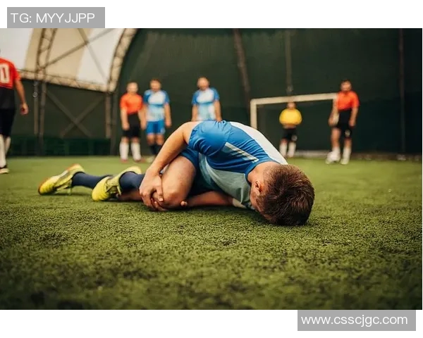 足球明星受伤瞬间集锦展现运动员拼搏精神与不屈意志